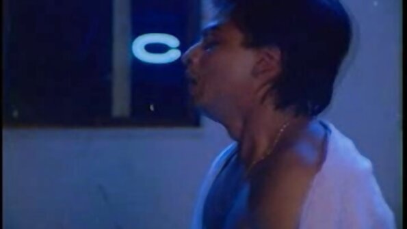 Чорний чоловік штовхає порно відео еротика свого клюва в білу порнозірку зі своїми друзями