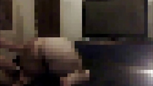 Порно відео на свіжому повітрі, еротика де привабливу дівчину трахають у тугу попку