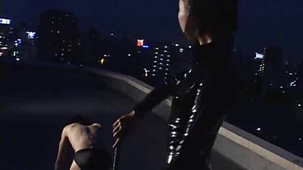 Усміхнена жінка наповнює секс еротика відео її кицьку великим членом