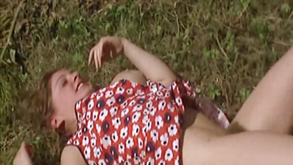 Соковита дівоча бумхолка свердлиться жорстким еротика онлайн видео клювом